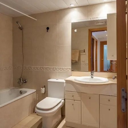Comfortable With A Swimming Pool, 250m To The Sea.