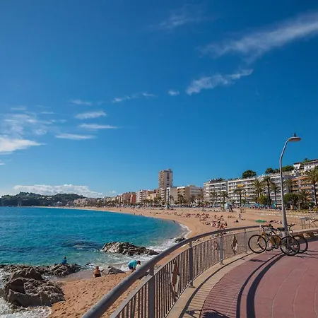 Comfortable With A Swimming Pool, 250m To The Sea. 아파트