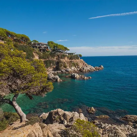 아파트 Comfortable With A Swimming Pool, 250m To The Sea.